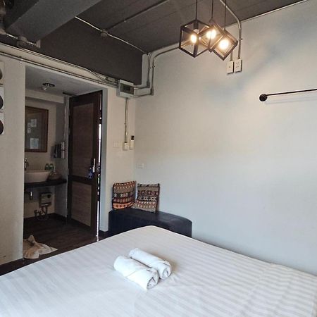 Отель 33 Poshtel (Adults Only) Чиангмай Экстерьер фото